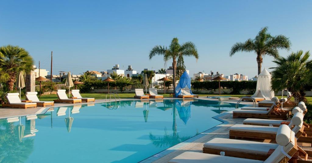 Bazén v ubytování Socrates Hotel Malia Beach nebo v jeho okolí