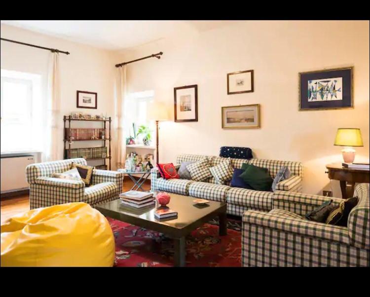 馬切拉塔的住宿－Cozy apartment in Palazzo Magnalbo'，带沙发和咖啡桌的客厅