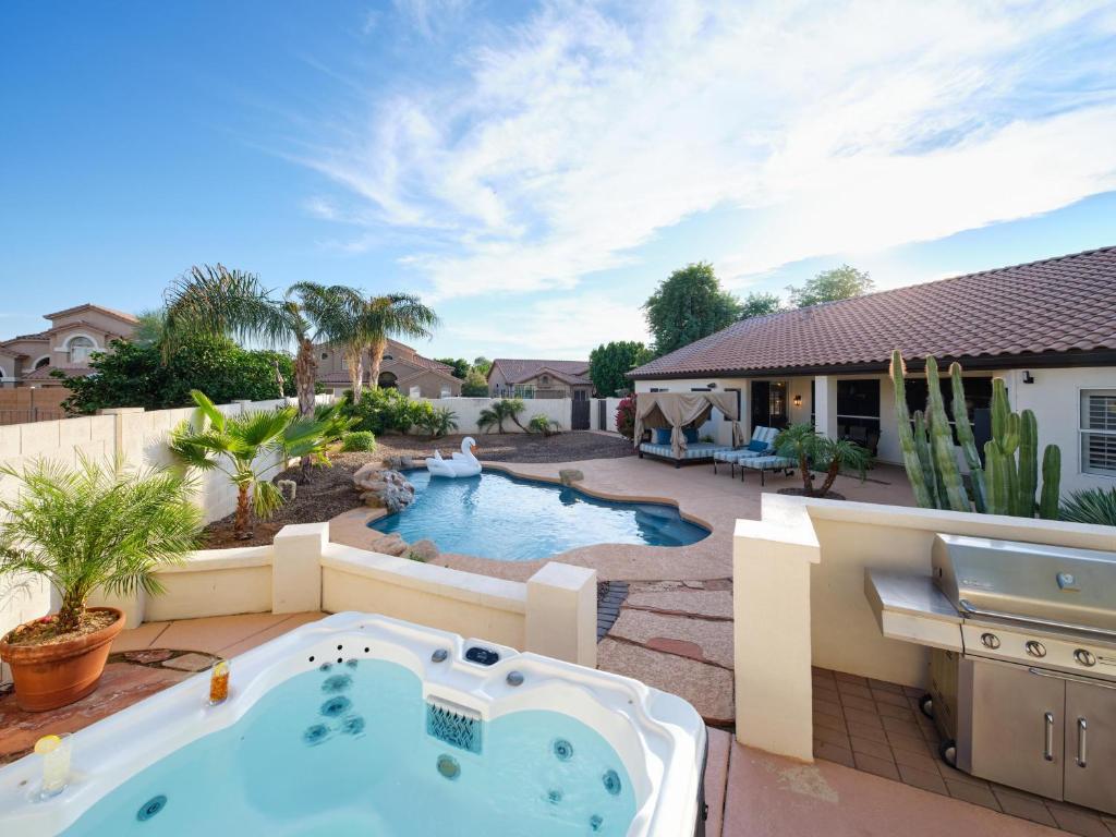 een achtertuin met een zwembad en een hot tub bij Arabian Nights - Private Pool - Mins to Kierland in Phoenix