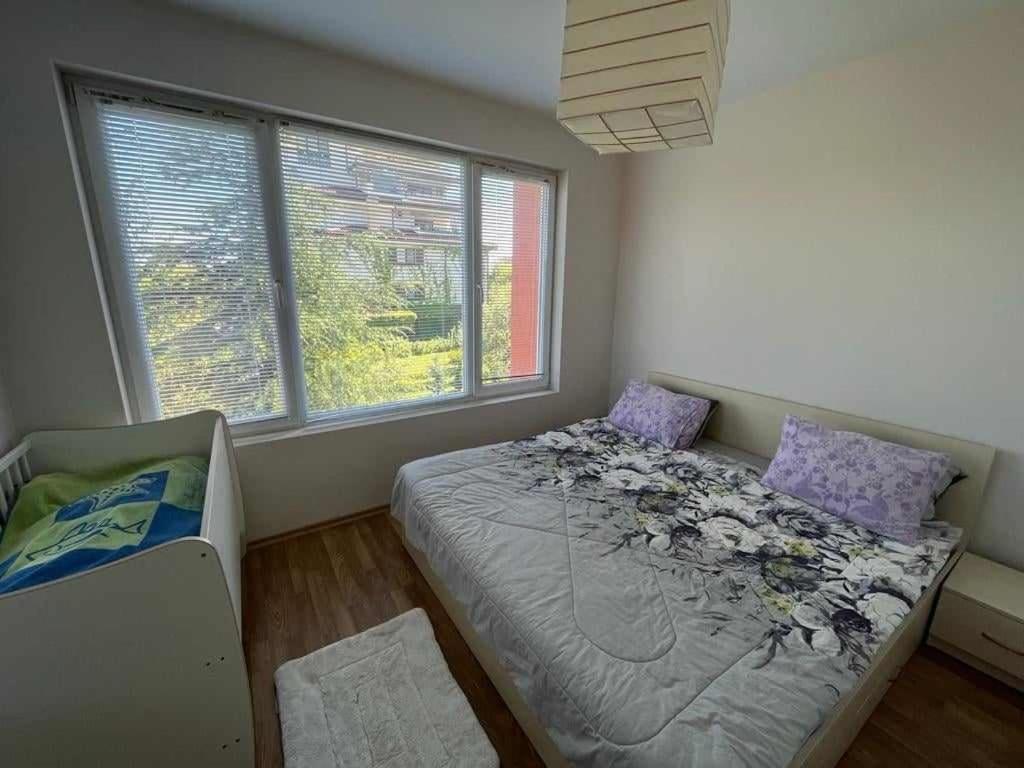 ein Schlafzimmer mit einem Bett mit Blumen darauf in der Unterkunft Oasis2 in Nessebar