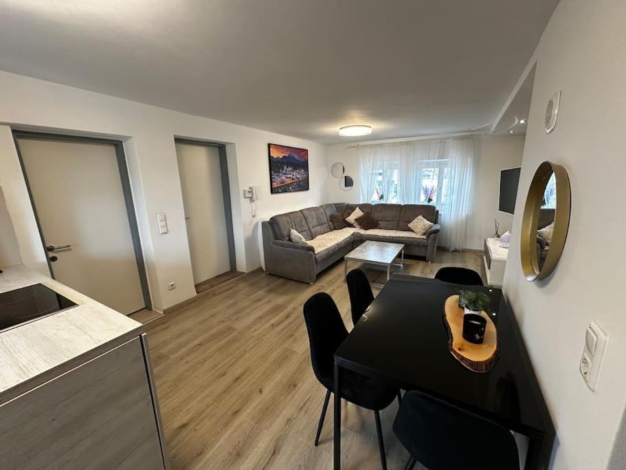 ein Wohnzimmer mit einem Tisch und einem Sofa in der Unterkunft Labis Room 2“ in Salzburg