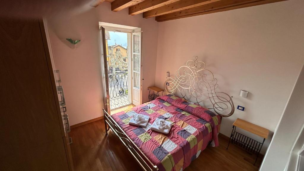 a bedroom with a bed and a window at Balconi san Giorgio in Varenna