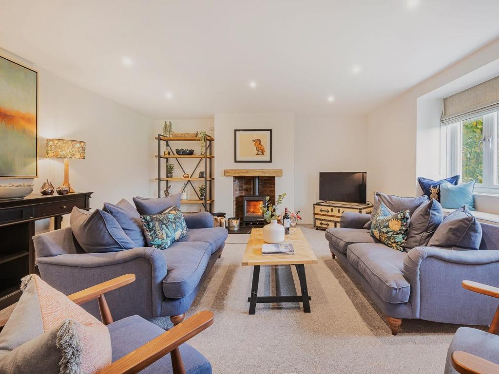 sala de estar con sofás azules y TV en 4 Bed in Eden Valley 85775 en Blencarn