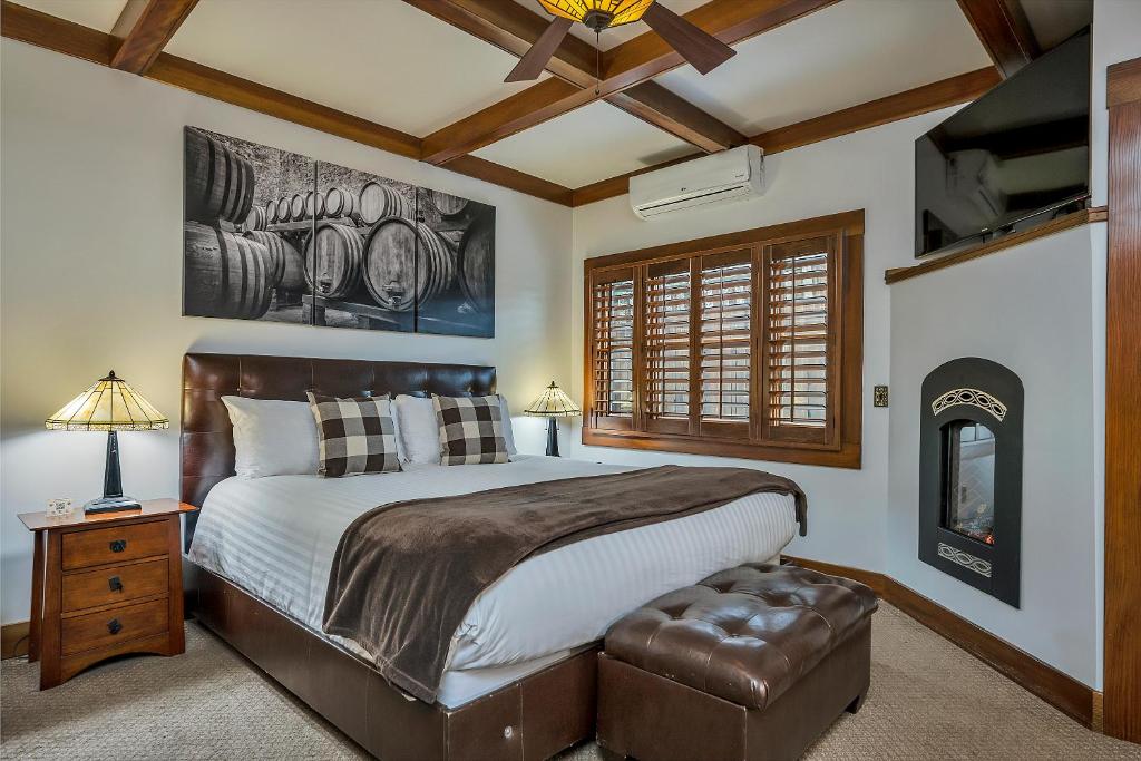 a bedroom with a large bed and a window at Calistoga Wine Way Inn in Calistoga