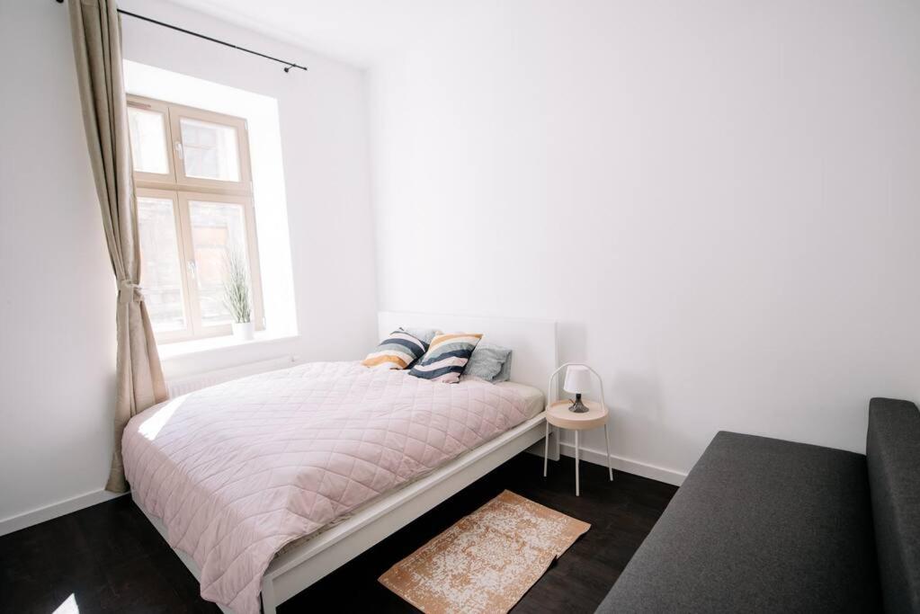 Un pat sau paturi într-o cameră la Piotrkowska 50 & Narutowicza Five-Room Elite Enclave - New Listing