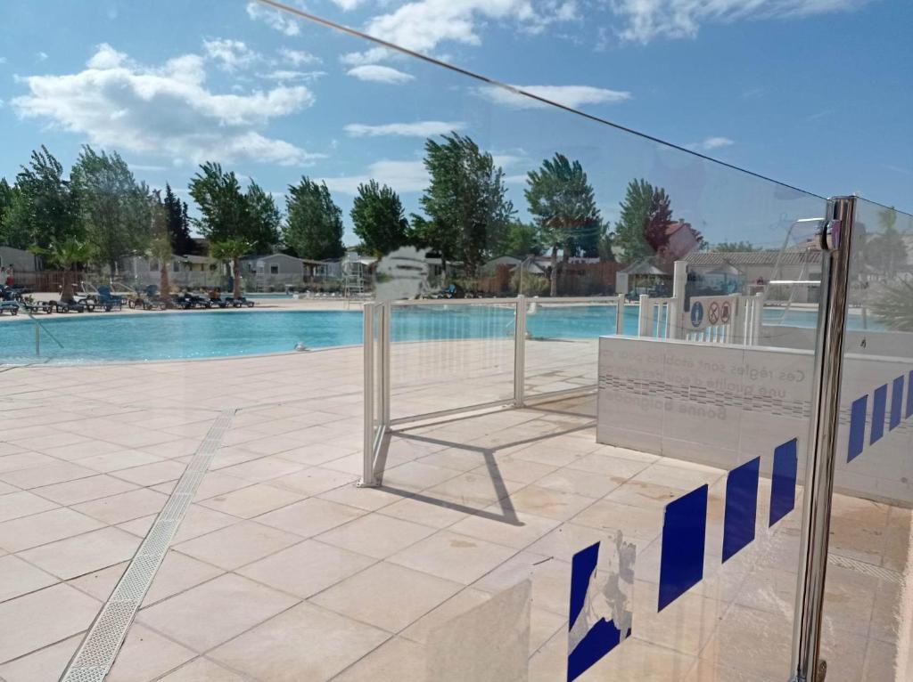 a sign in front of a swimming pool at Les sables du midi in Valras-Plage