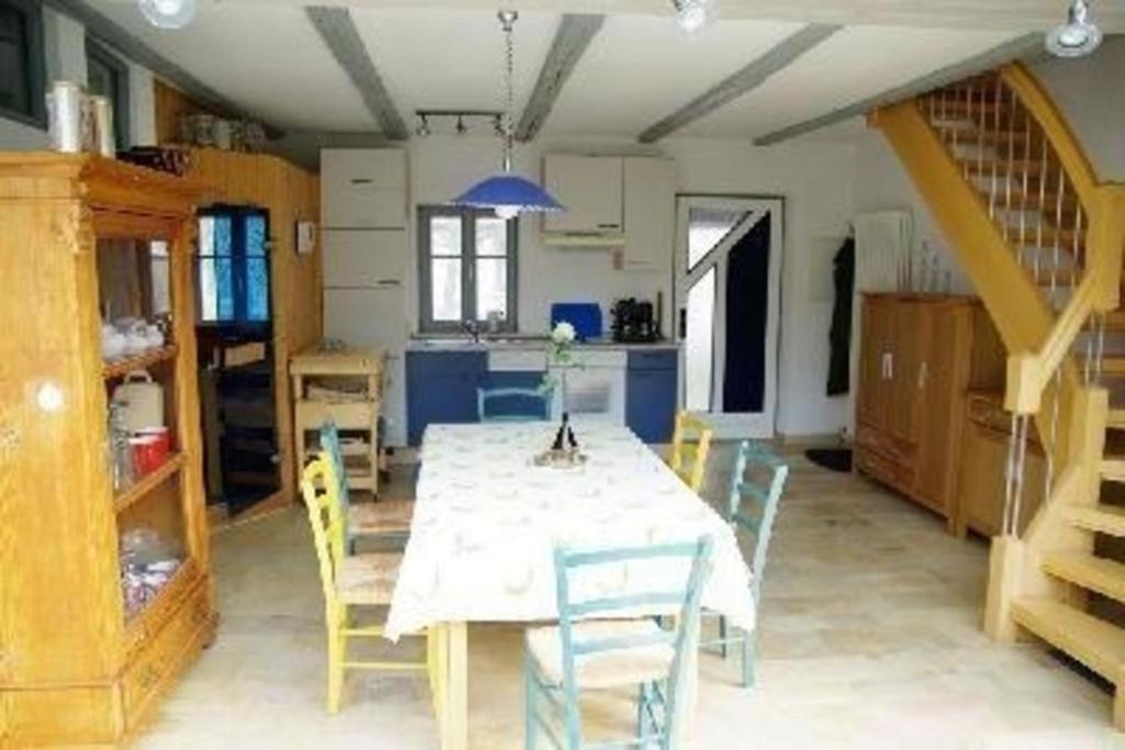 comedor con mesa blanca y sillas en Komfortables Ferienhaus mit eigener Sauna en Gunzenhausen