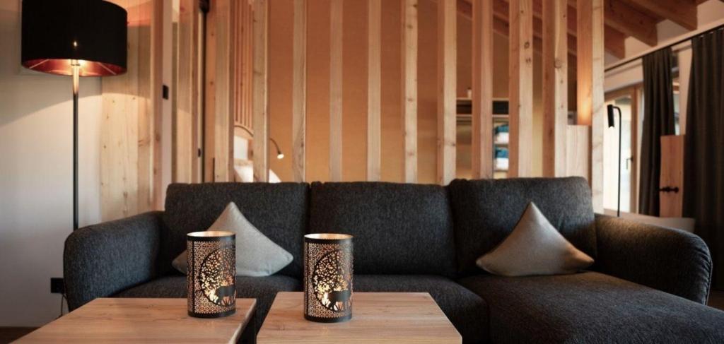 sala de estar con sofá y mesa de madera en Exklusive Ferienwohnung mit eigener Sauna - b53578 en Regen
