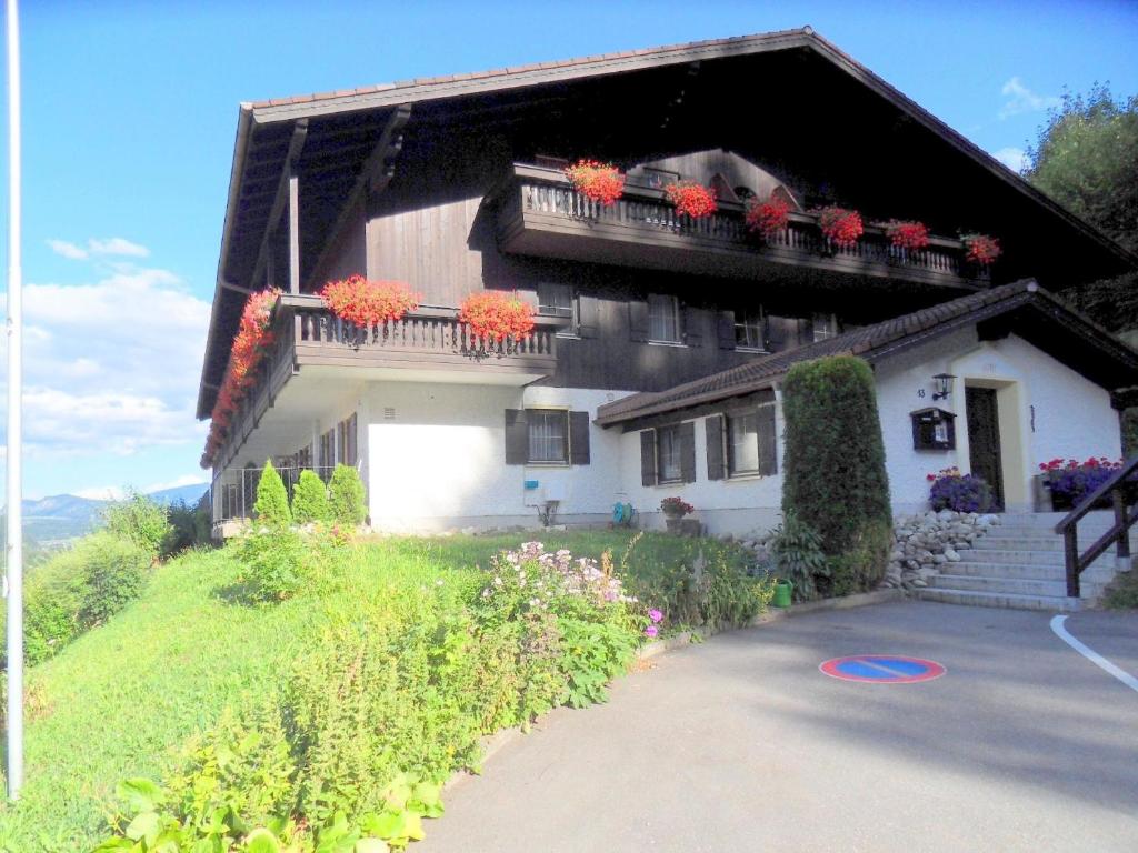 uma casa com caixas de flores na varanda em Ferienwohnung für 3 Personen ca 46 qm in Oberaudorf, Bayern Oberbayern em Oberaudorf