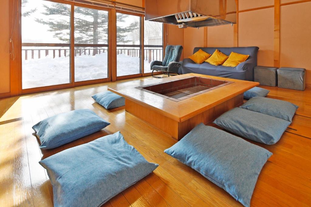 網走市にあるAbashiri - House - Vacation STAY 16445のリビングルーム(ソファ、枕付きテーブル付)