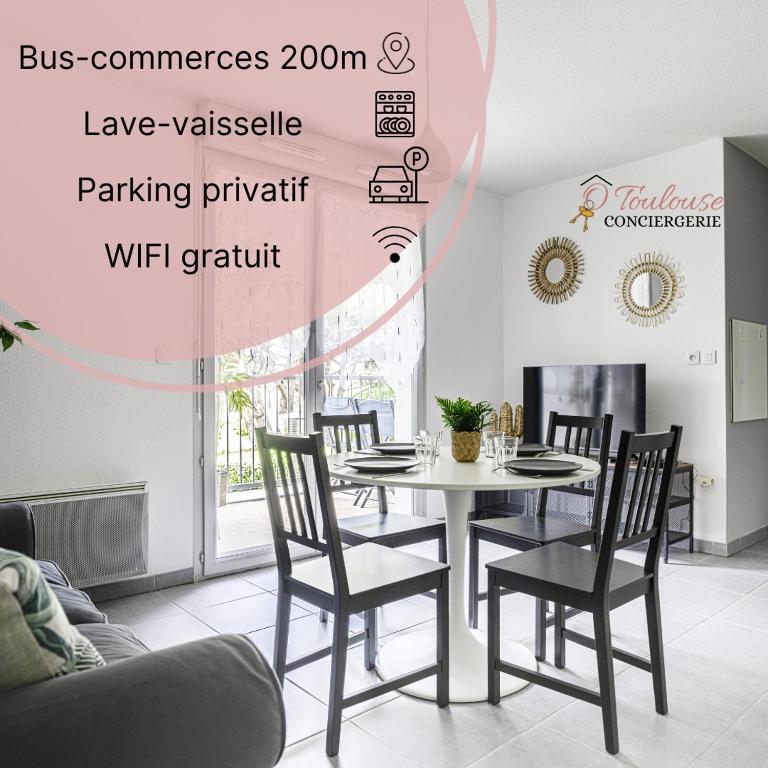 une salle à manger avec une table et des chaises blanches dans l'établissement Le Cocon Verdoyant, à Toulouse