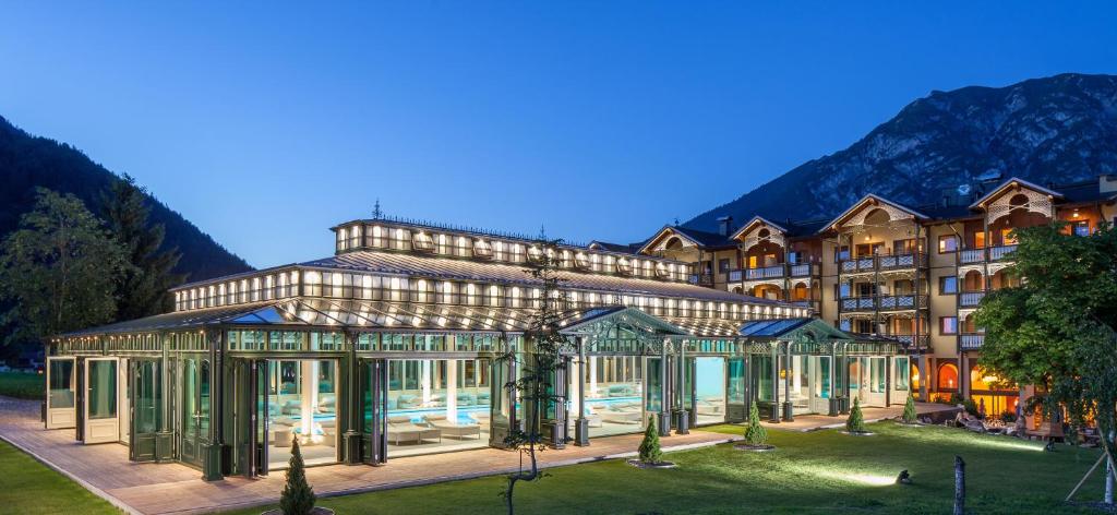 ein Hotel mit einem großen Gebäude mit Garten in der Unterkunft Hotel der Wiesenhof in Pertisau