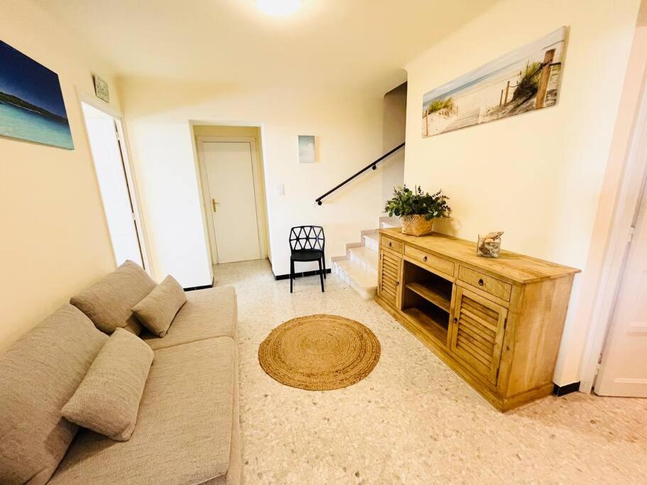 Photo de la galerie de l'établissement Bas De Villa D'exception Vue mer, à Sanary-sur-Mer