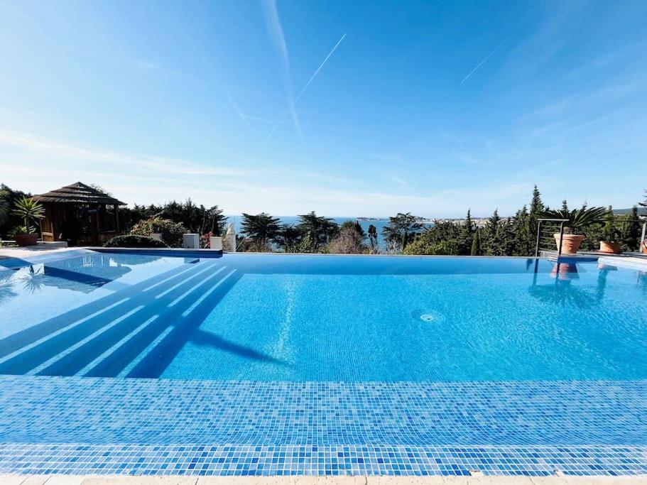 Photo de la galerie de l'établissement Bas De Villa D'exception Vue mer, à Sanary-sur-Mer