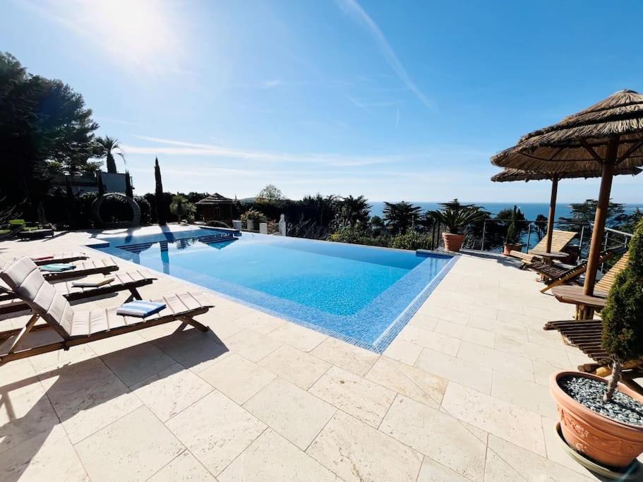 Photo de la galerie de l'établissement Bas De Villa D'exception Vue mer, à Sanary-sur-Mer