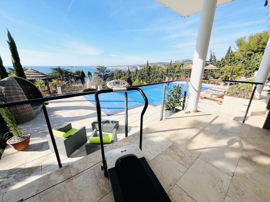 Photo de la galerie de l'établissement Bas De Villa D'exception Vue mer, à Sanary-sur-Mer