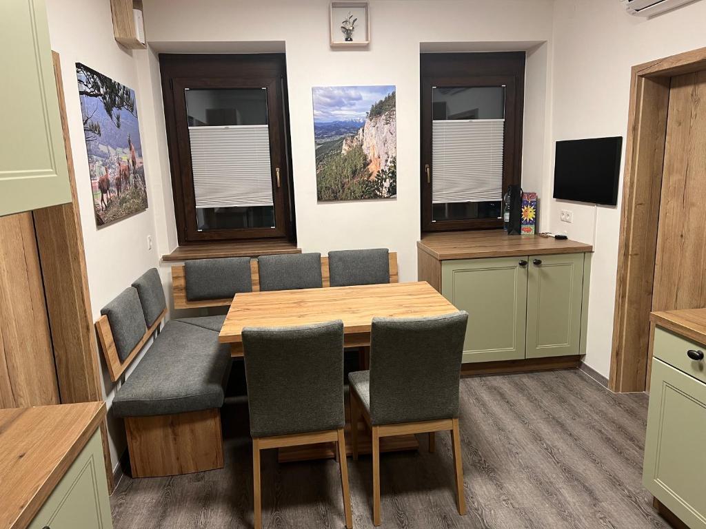 una sala de conferencias con mesa de madera y sillas en Ferienhaus Höflein, en Zweiersdorf