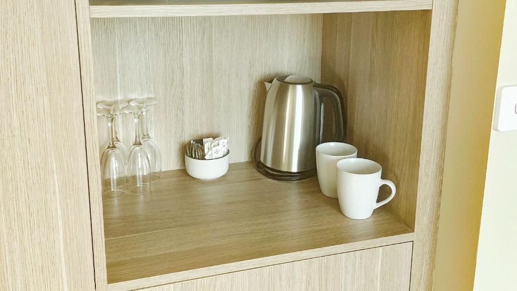 Příslušenství pro přípravu čaje a kávy v ubytování Elimatta Hotel