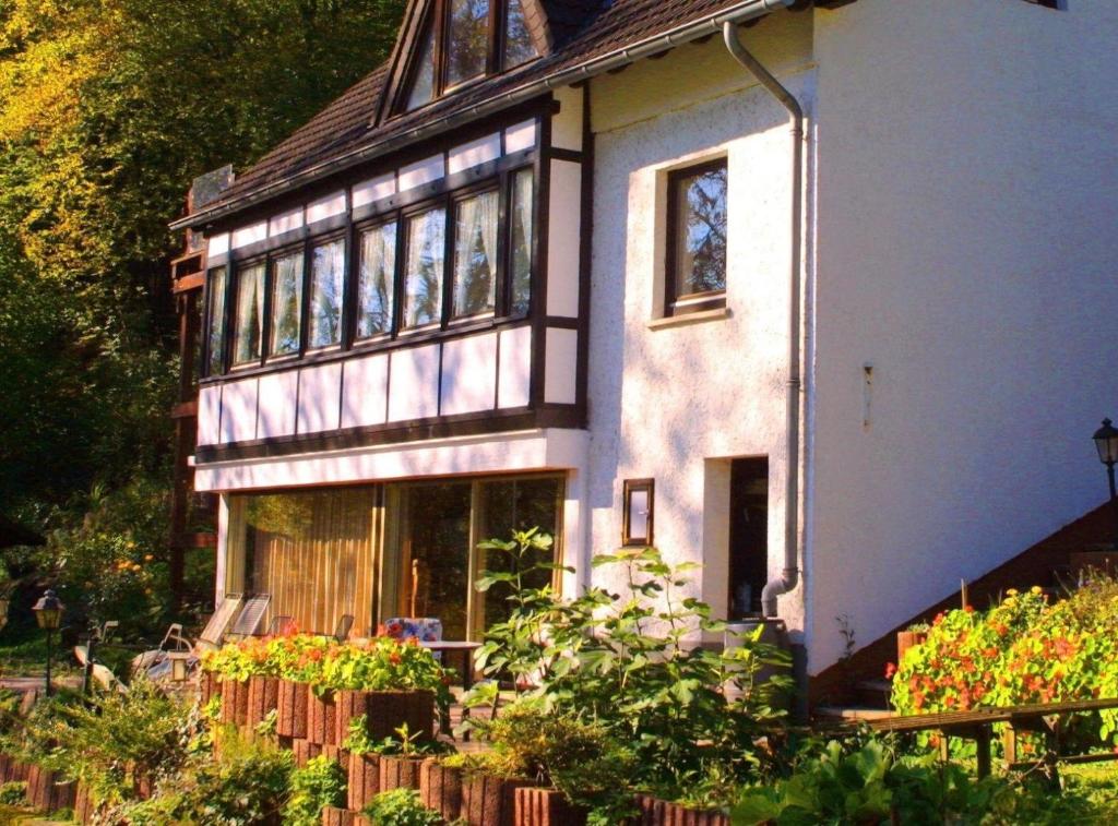 ein großes weißes Haus mit vielen Fenstern in der Unterkunft Studio für 4 Personen ca 85 qm in Waldbreitbach, Rheinland-Pfalz Westerwald in Waldbreitbach