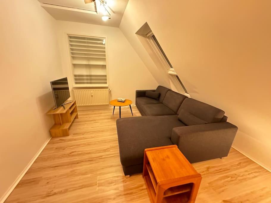 een woonkamer met een bank en een tafel bij Cozy Wohnung in Meerbusch in Meerbusch