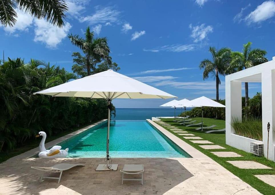 una piscina con un cisne y una sombrilla en Villa con piscina en frente al mar con servicios en San Carlos