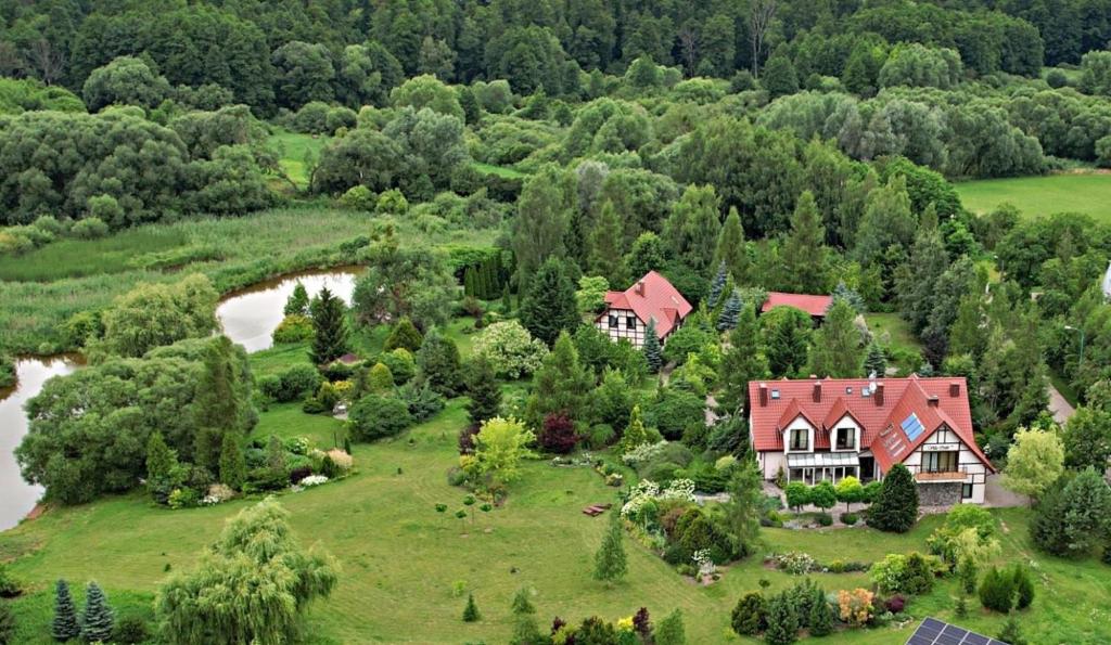 バルリネクにあるVilla Orlikの川の横の丘の上の家屋