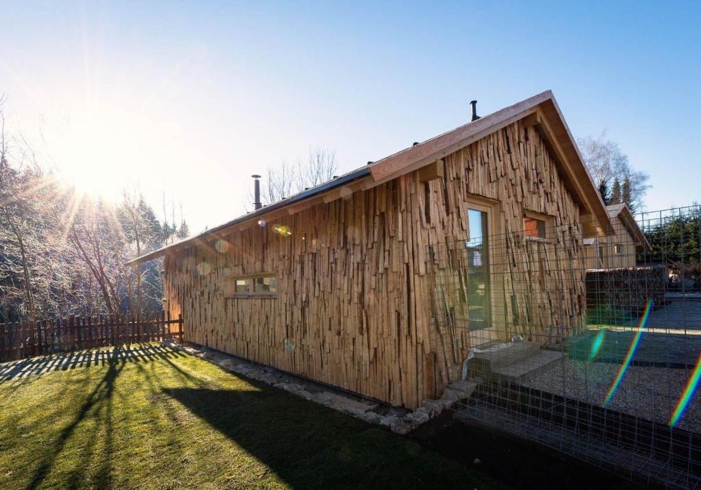 レーゲンにあるFerienhaus für 2 Personen ca 87 qm in Regen-Kattersdorf, Bayern Bayerischer Wald - b57712の周囲に柵を持つ小さな木造建築