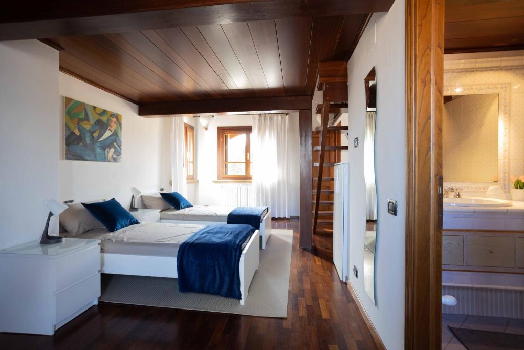 - une chambre avec un lit et une salle de bains pourvue d'un lavabo dans l'établissement CASA FLORA, à Rivoli