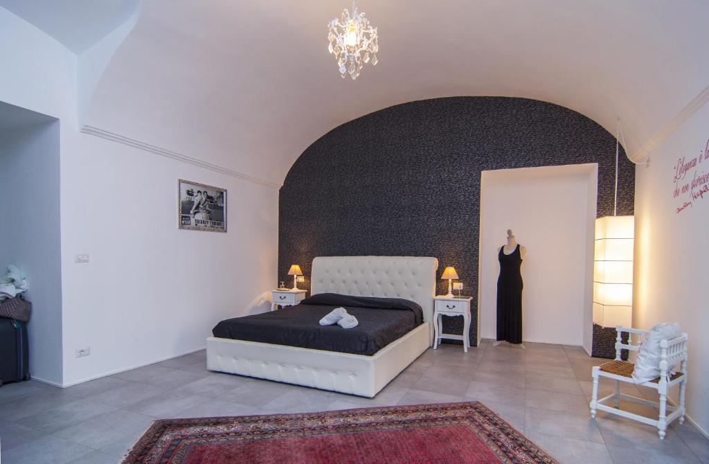 - une chambre avec un lit et un mur noir dans l'établissement B&B Torino Très Chic, à Turin
