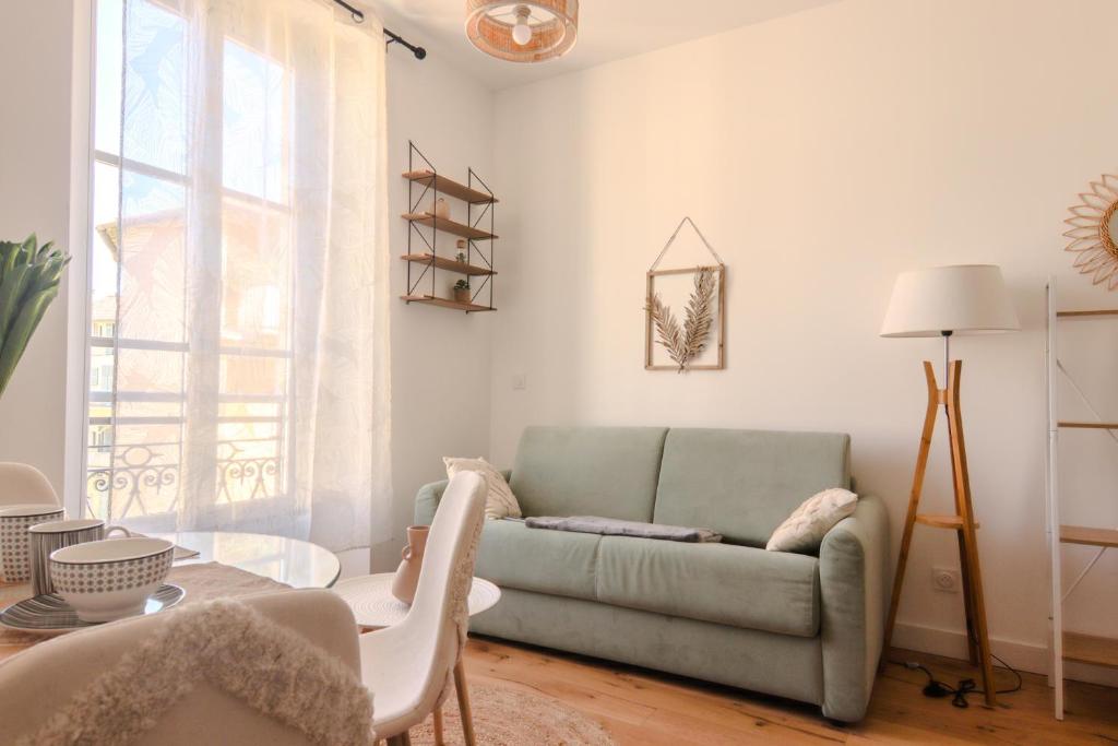 un salon avec un canapé et une table dans l'établissement Palais Riviera chaleureux lumineux et climatisé, à Nice