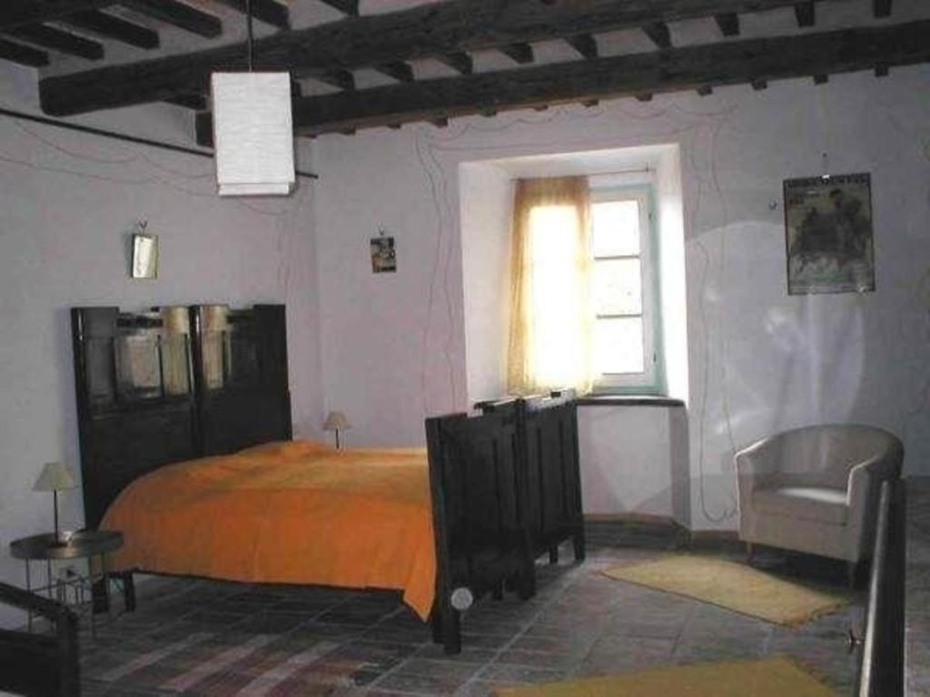 una camera con un grande letto e una finestra di Ferienhaus für 6 Personen und 2 Kinder in Piandimeleto, Marken a Piandimeleto