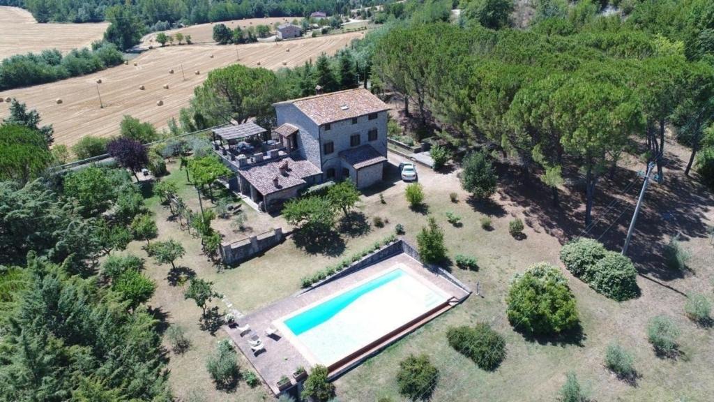 una vista aérea de una casa con piscina en Ferienhaus in Rotecastello mit Grill, Terrasse und Garten, en San Venanzo
