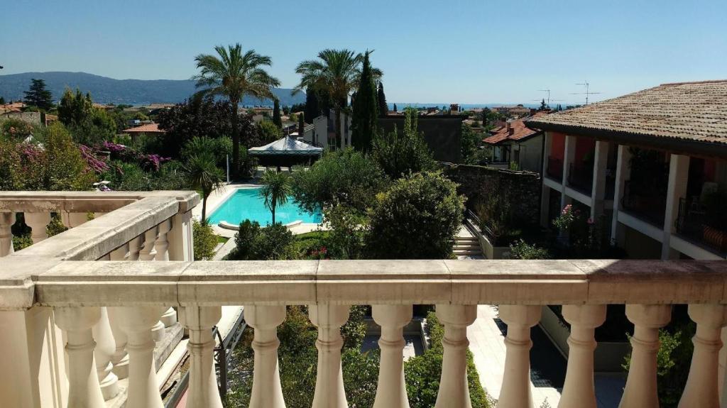 - un balcon d'une maison avec une piscine dans l'établissement Stilvolle Wohnung in Toscolano Maderno mit Kleiner Terrasse, à Toscolano Maderno