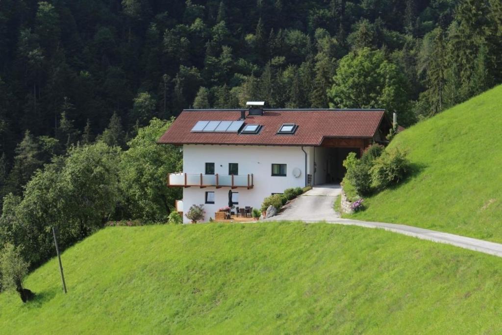 a house on a hill with a road at Ferienwohnung mit Blick auf die Berge in Bad Vigaun