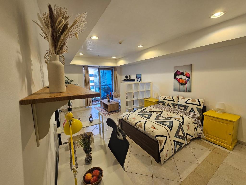 um quarto com uma cama king-size num quarto em Local Super Host Experience , Stylish Private Rooms in a Shared apartment no Dubai