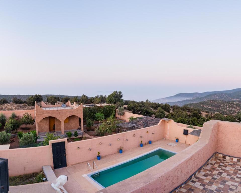 ein Bild eines Swimmingpools auf einem Haus in der Unterkunft Villa Dar Sarah (private pool and hammam, piscine privée et hammam) in Agadir