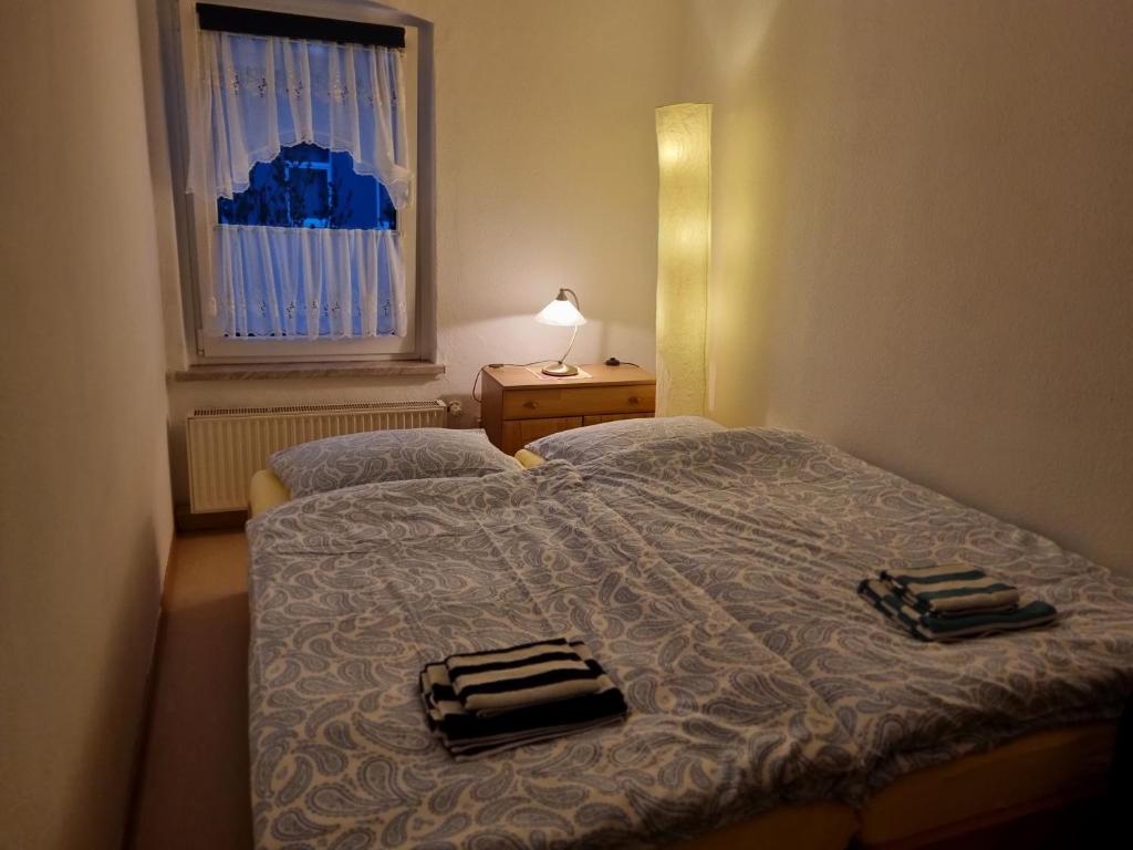 a bedroom with a bed with two towels on it at Helle Ferienwohnung Nähe Köthener Altstadt in Köthen