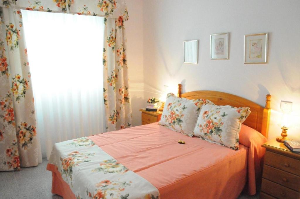 Tempat tidur dalam kamar di Helles Appartement in Vecindario