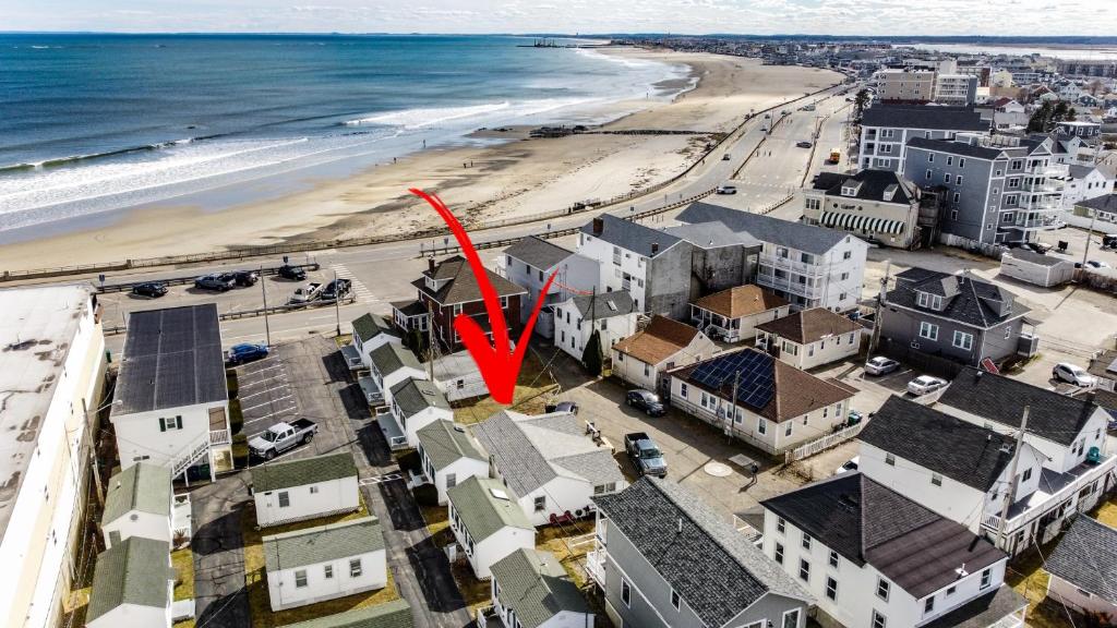 eine Luftansicht auf einen Strand mit einem roten Pfeil in der Unterkunft Hampton Beach Seaside Villa Unit 1 in Hampton
