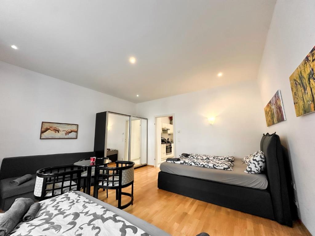 ein Wohnzimmer mit 2 Betten und einem Tisch in der Unterkunft W Apartment - Brigittenau Area MM10 in Wien