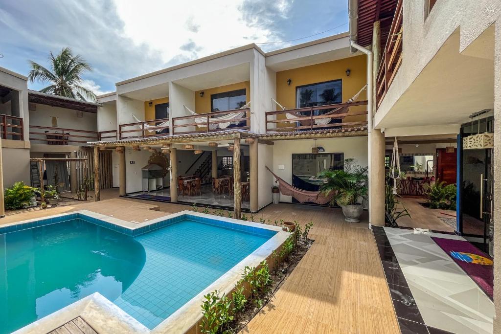 una vista exterior de una casa con piscina en Vila Hayô en Passo de Camarajibe