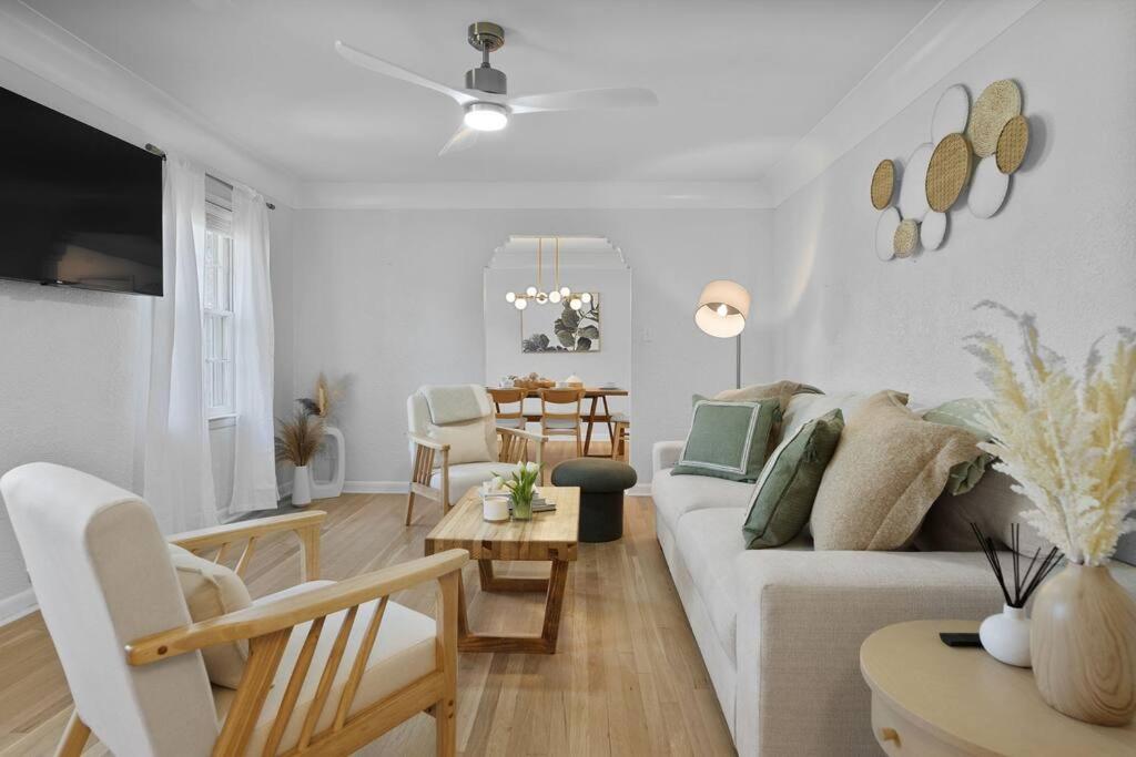 sala de estar con sofá blanco y mesa en The Azalea House, en Charleston