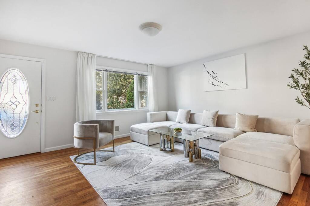 uma sala de estar branca com um sofá e uma mesa em Luxury NY Getaway with Free Garage Parking in PRIME Location em White Plains