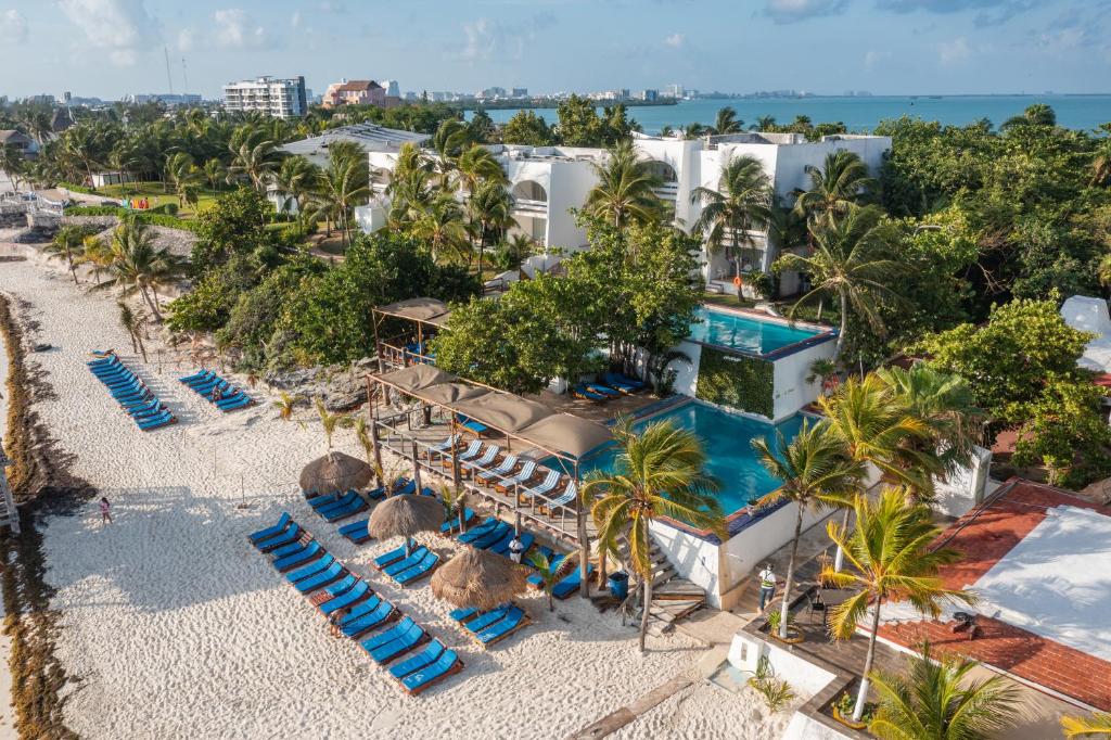 una vista aérea de un complejo con piscina y sillas en Hotel Maya Caribe Faranda Cancún, en Cancún