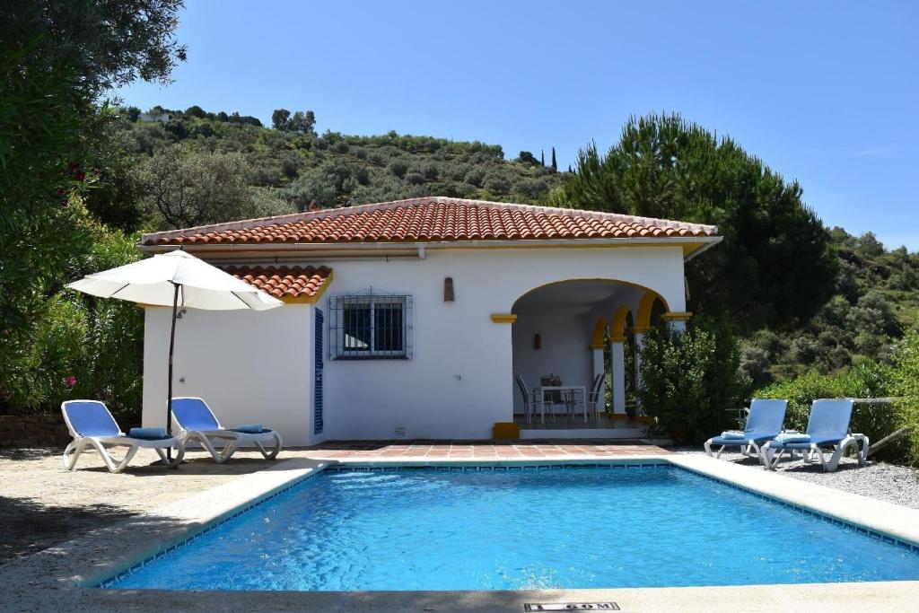 Villa con piscina frente a una casa en Ferienhaus mit Privatpool für 4 Personen ca 120 qm in Corumbela, Andalusien Costa del Sol, en Sayalonga