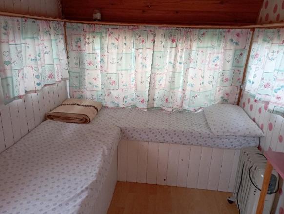 Imagen de la galería de Caravanas y habitaciones para relajarse, en Sax