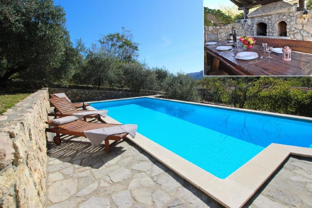 une piscine avec des chaises et une villa dans l'établissement Renoviertes Steinhaus mit Garten und Pool ideal für ein erholsamen Urlaub, à Baška