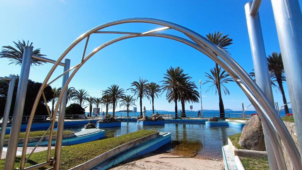 un complejo con palmeras y un parque acuático en APARTAMENTO VISTAZUL SAMIL, en Vigo