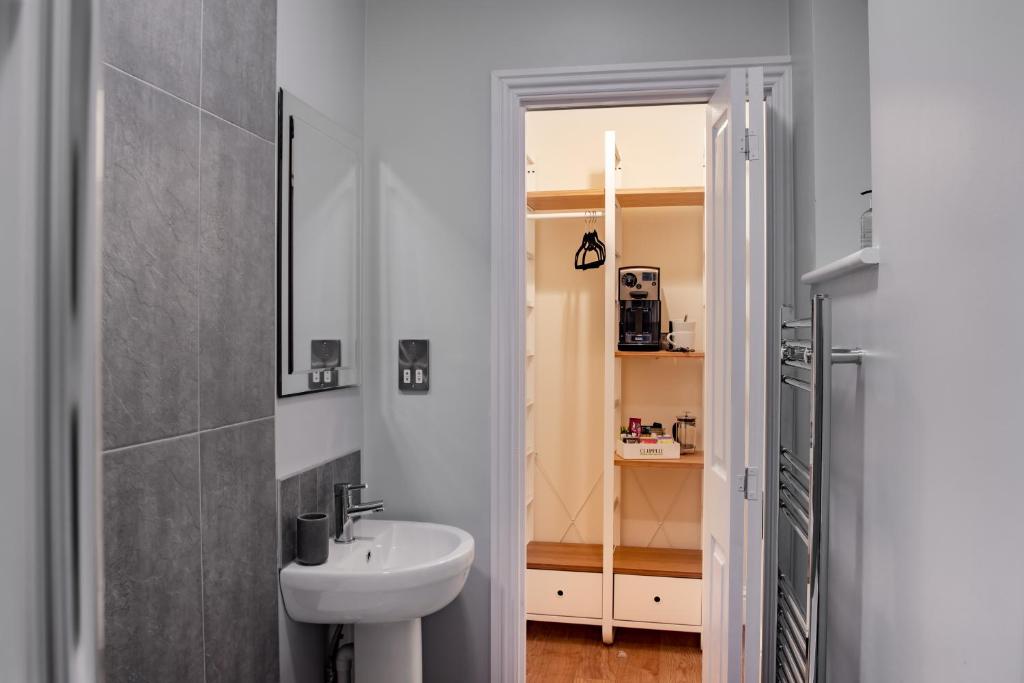 Chandler's Lodge B&B - Double Room With Private Bathroom