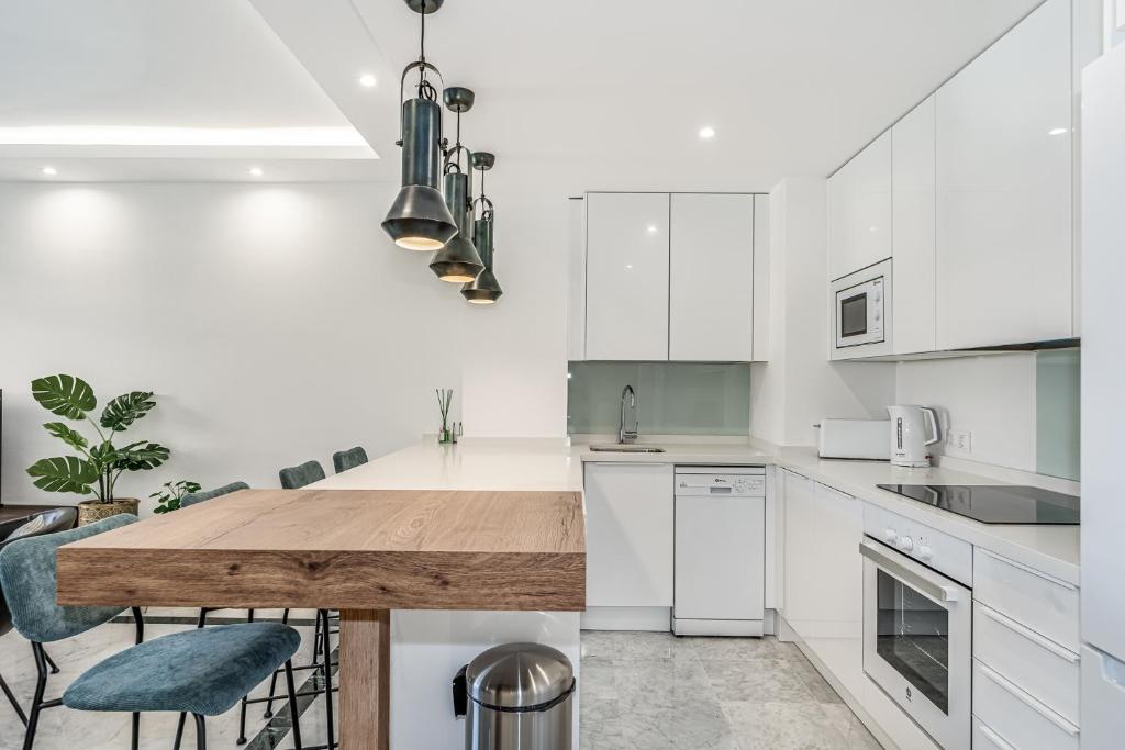 Kuchyň nebo kuchyňský kout v ubytování New and Modern Apartment in the heart of Puerto Banús
